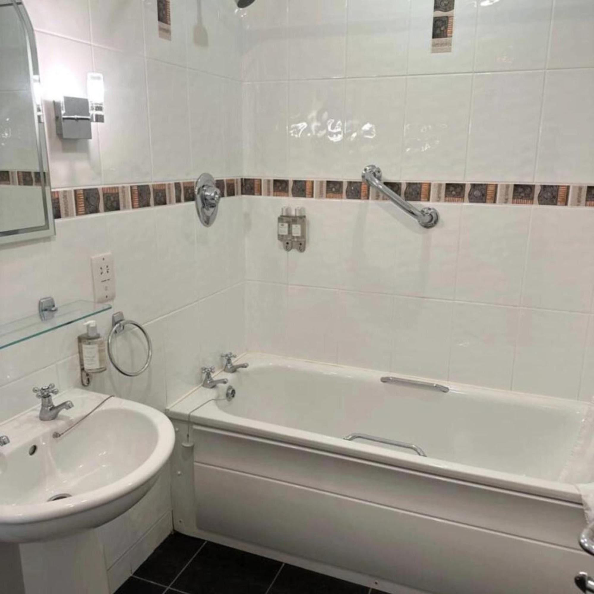 Spacious 2 Bedroom Apartment In Кілларні Екстер'єр фото